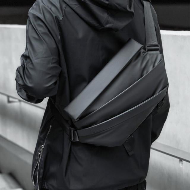 SlingPack | Conception bien pensée avec trois grands compartiments et de multiples poches à accès rapide